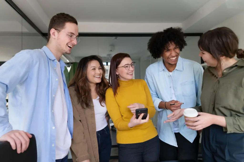 Foto de uma equipe diversa em momento de descontração, demonstrando a importância da saúde mental nas empresas.
