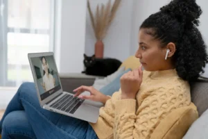 Foto de uma jovem mulher durante terapia online oferecida pela clínica de psicologia após digitalização dos atendimentos.